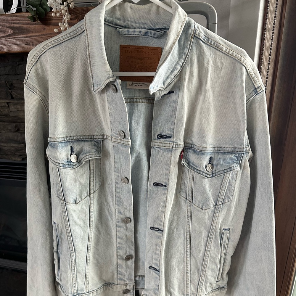 Levi's Light Wash Denim Jacket - Men's Classic Trucker Small